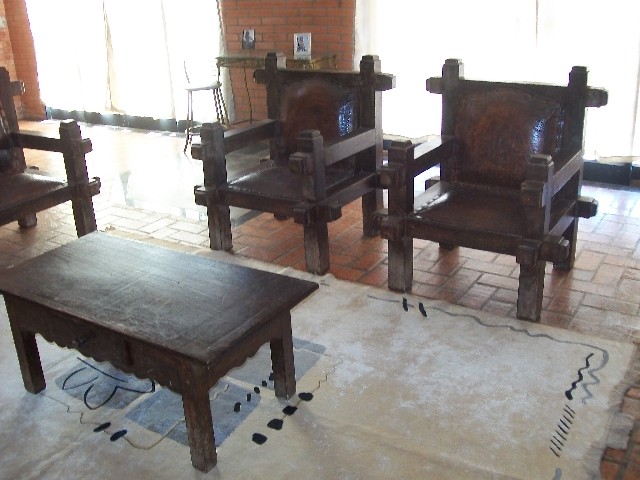 Foto 1 - Vendo sof de madeira rstico com couro
